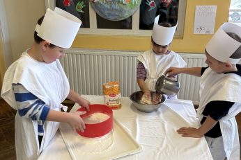 Ruke mijem, brašno sijem…