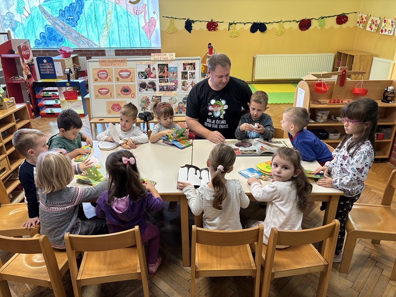 Knjigo, knjižice pokaži mi stranice