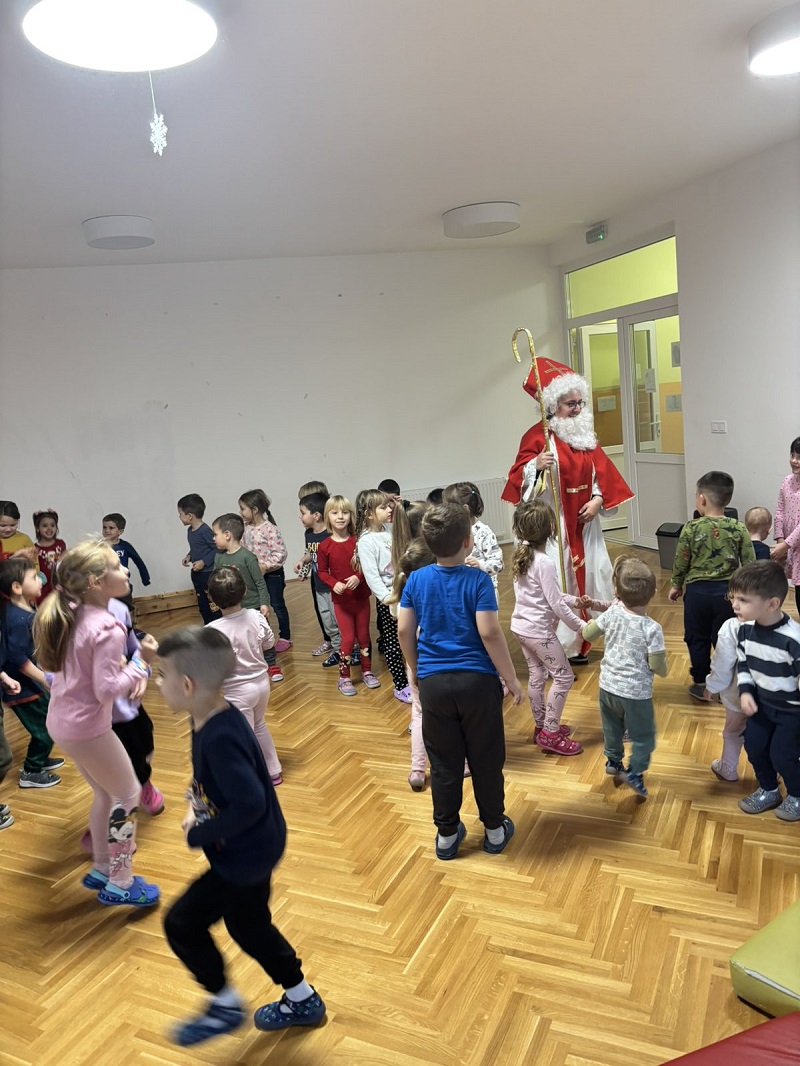 SVETI NIKOLA POSJETIO DJECU DJEČJEG VRTIĆA DALJ