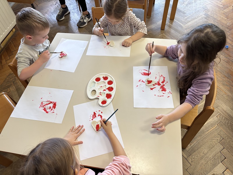 Nek’ svud ljubav sja…