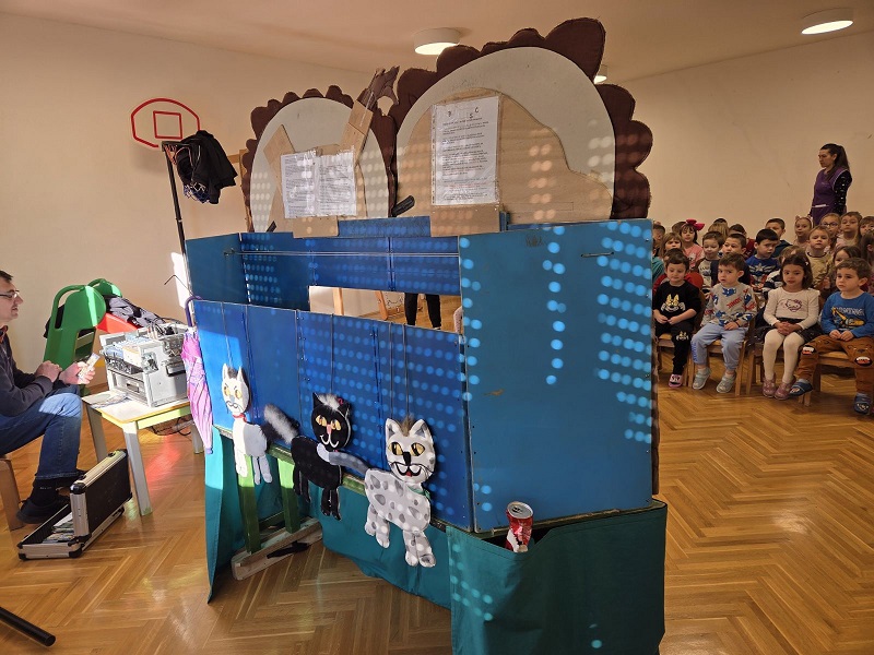 KAZALIŠNA PREDSTAVA “TRI MAČKE”